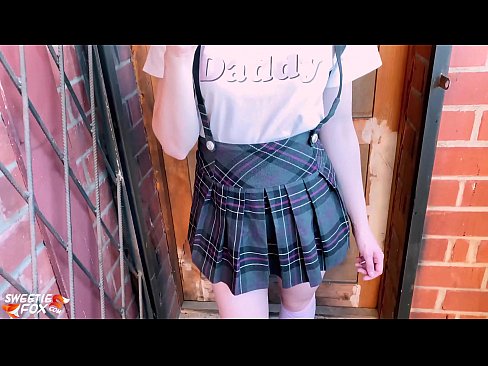❤️ Msichana wa shule Ananyonya Dick yake kwa kina na kutombana badala ya madarasa. Pono ya kupendeza ❌